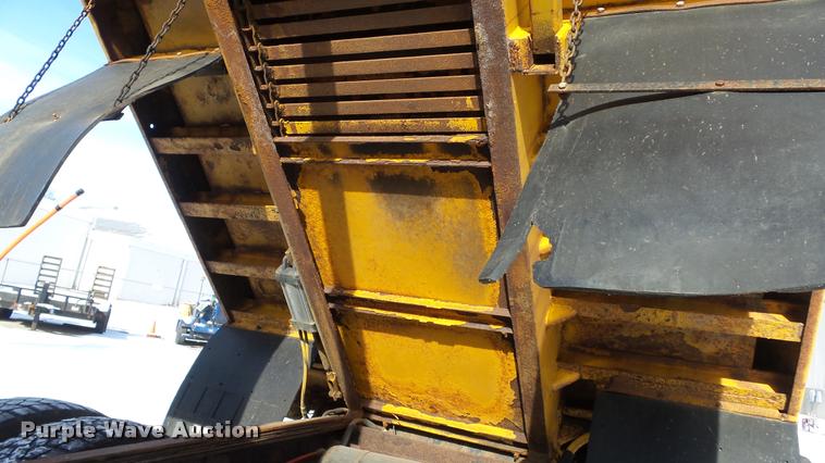 image for item K8006 2000 GMC C7500 dump truck