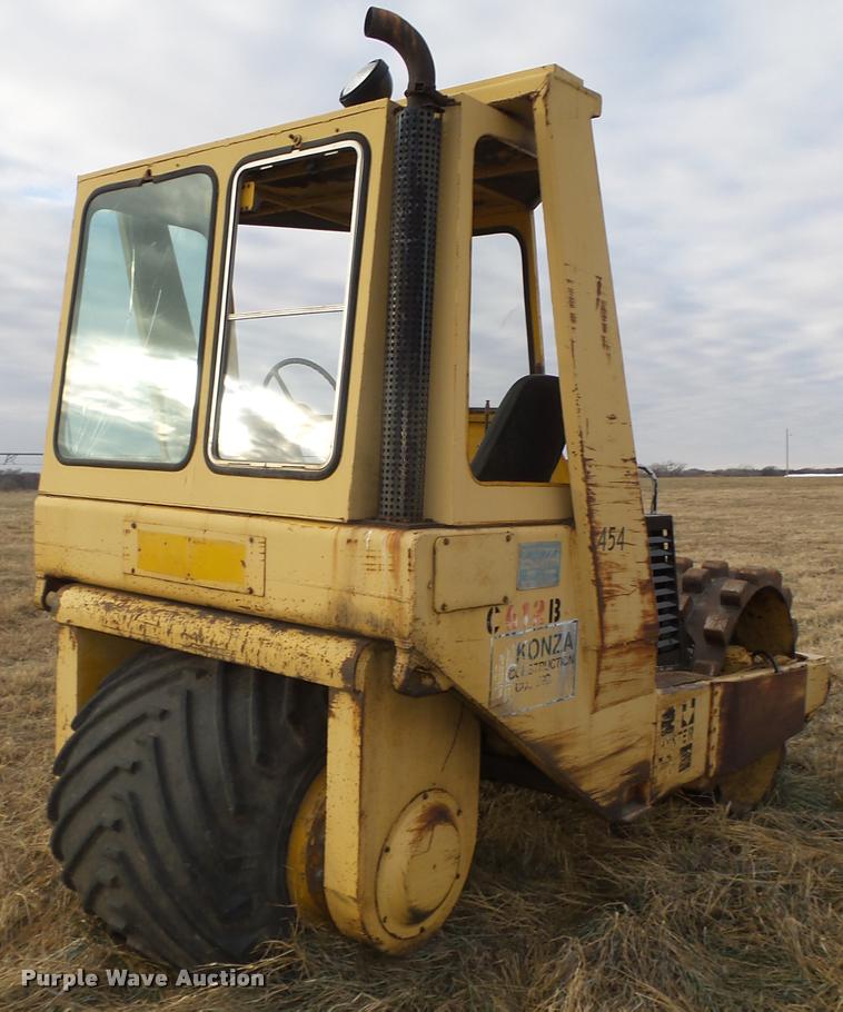 image for item L4210 2001 Hyster 612 single drum roller