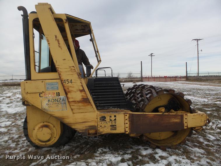 image for item L4210 2001 Hyster 612 single drum roller