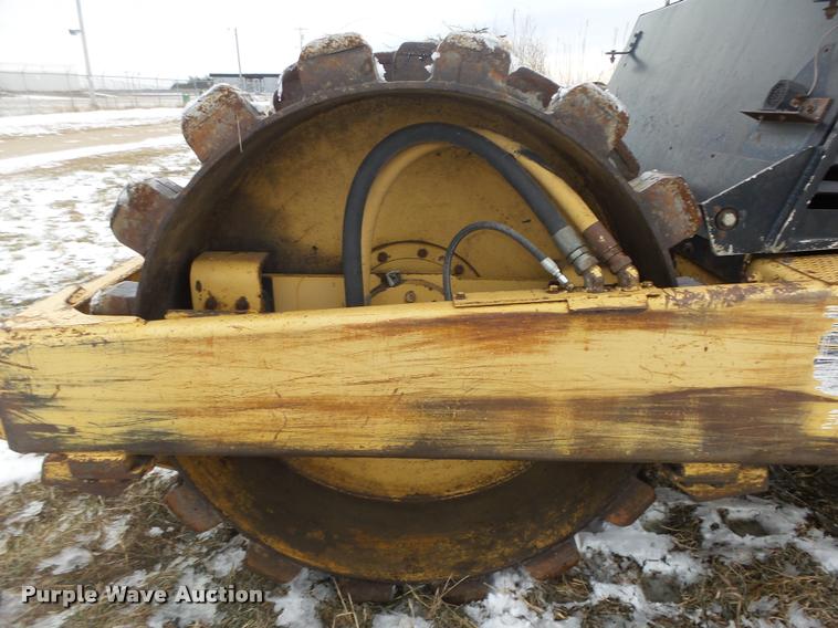 image for item L4210 2001 Hyster 612 single drum roller