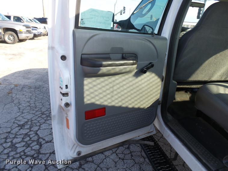 image for item L7193 2006 Ford F550 XL Crew Cab service truck