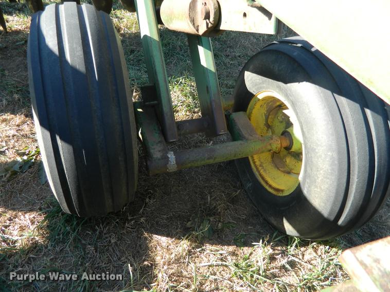 image for item BK9306 John Deere 335 disk