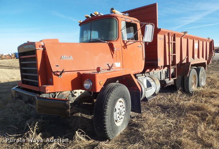 image for item DA5222 1978 Mack manure spreader truck