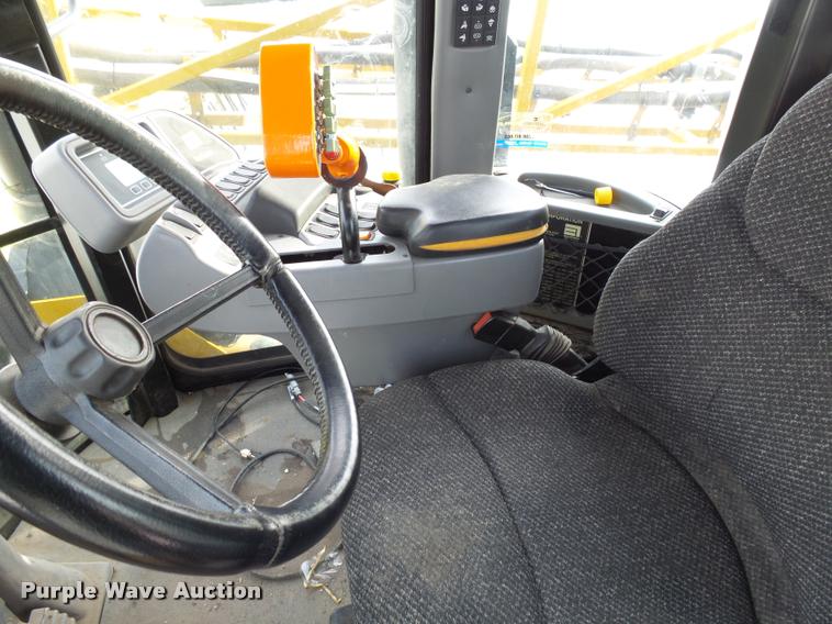 image for item J5455 2008 Ag-Chem RoGator 1286C self-propelled sprayer