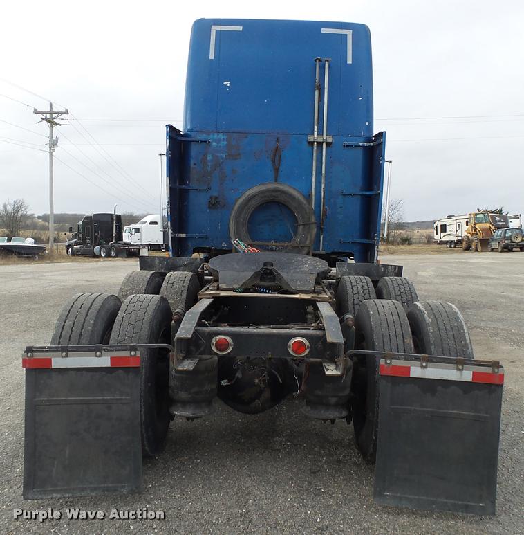 image for item DA2504 1995 Freightliner FLD semi truck