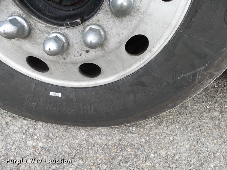 image for item DA2504 1995 Freightliner FLD semi truck