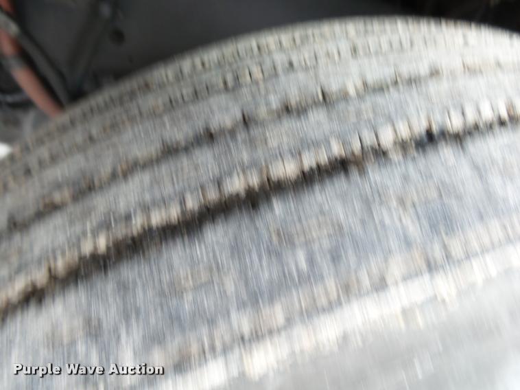 image for item DA2504 1995 Freightliner FLD semi truck