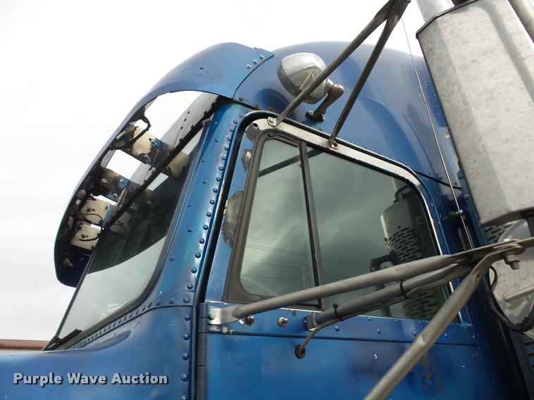 image for item DA2504 1995 Freightliner FLD semi truck