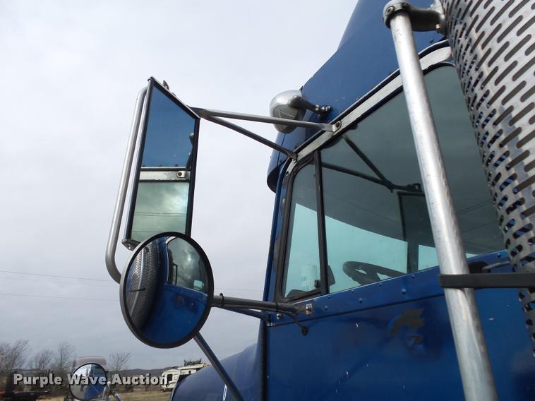 image for item DA2504 1995 Freightliner FLD semi truck