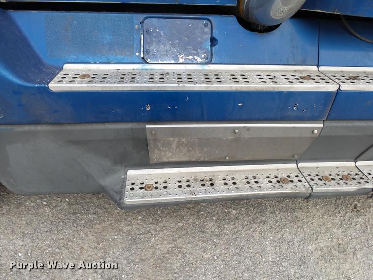 image for item DA2504 1995 Freightliner FLD semi truck