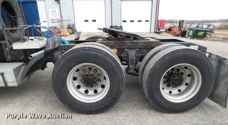 image for item DA2504 1995 Freightliner FLD semi truck