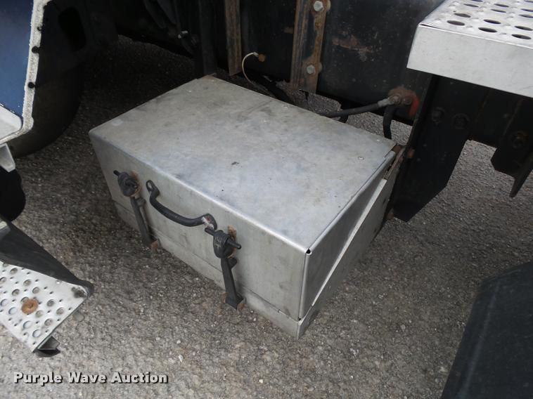 image for item DA2504 1995 Freightliner FLD semi truck