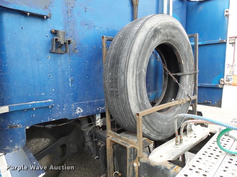 image for item DA2504 1995 Freightliner FLD semi truck