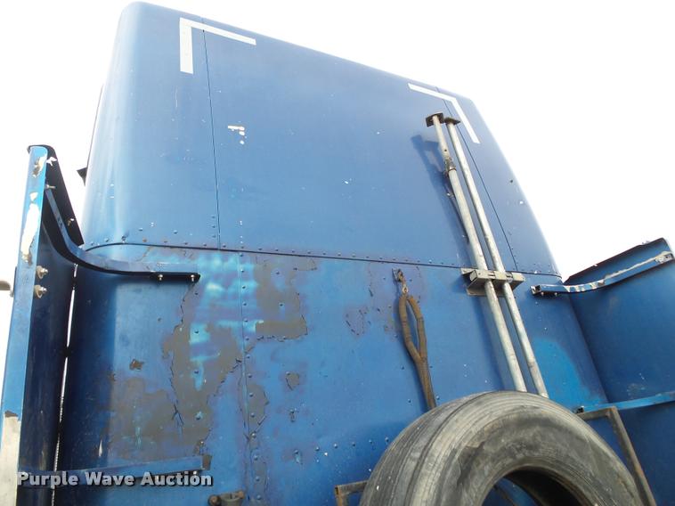 image for item DA2504 1995 Freightliner FLD semi truck