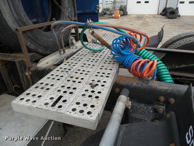 image for item DA2504 1995 Freightliner FLD semi truck