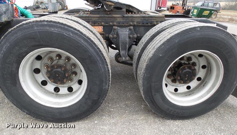 image for item DA2504 1995 Freightliner FLD semi truck