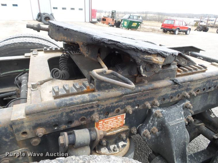 image for item DA2504 1995 Freightliner FLD semi truck