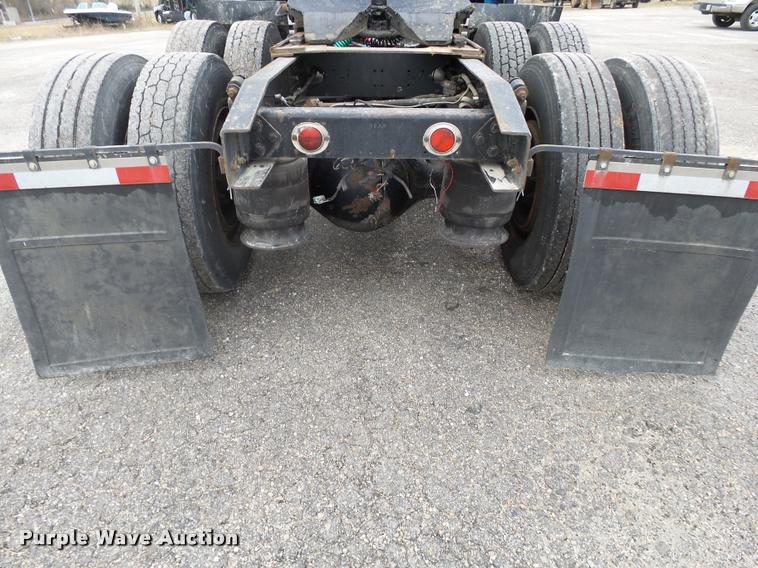 image for item DA2504 1995 Freightliner FLD semi truck