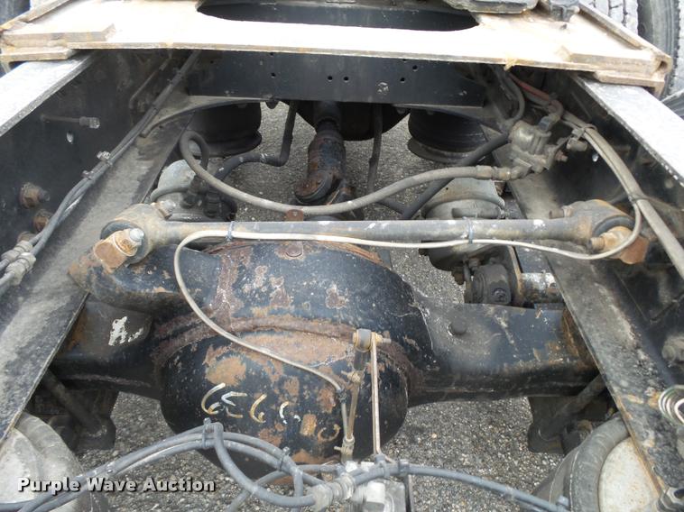 image for item DA2504 1995 Freightliner FLD semi truck