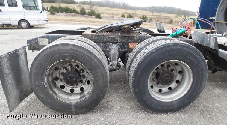 image for item DA2504 1995 Freightliner FLD semi truck