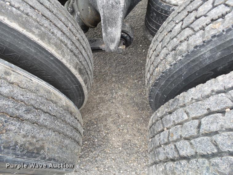 image for item DA2504 1995 Freightliner FLD semi truck