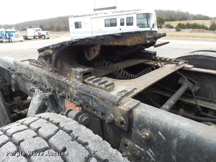 image for item DA2504 1995 Freightliner FLD semi truck