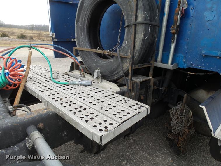 image for item DA2504 1995 Freightliner FLD semi truck