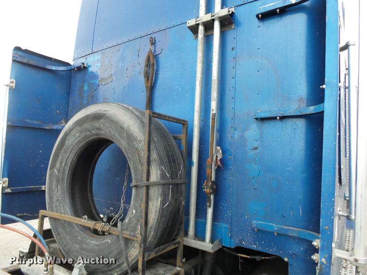 image for item DA2504 1995 Freightliner FLD semi truck