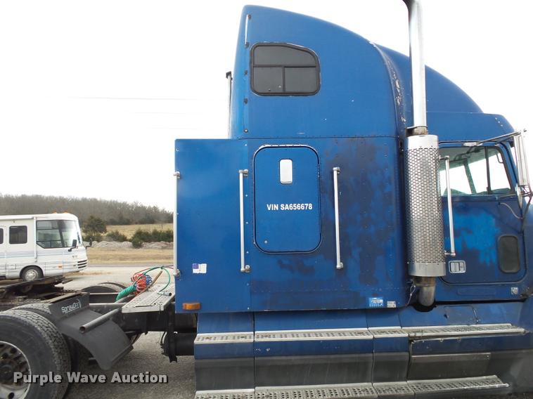 image for item DA2504 1995 Freightliner FLD semi truck