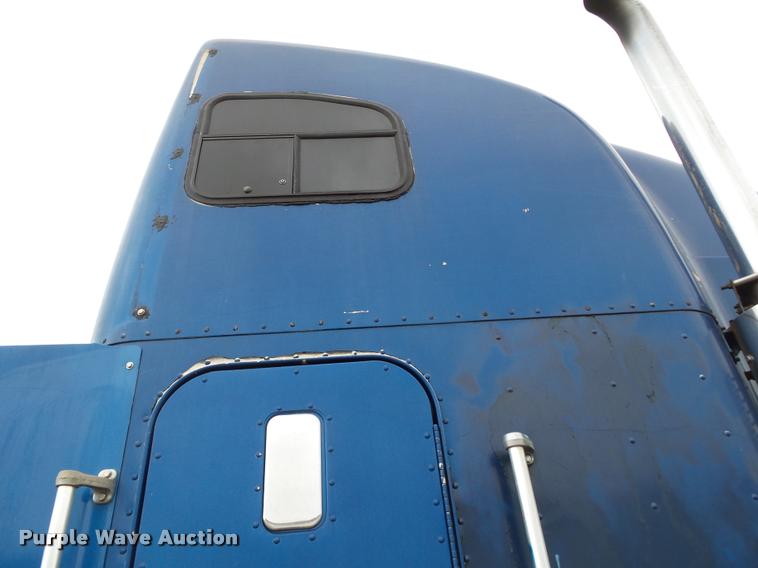 image for item DA2504 1995 Freightliner FLD semi truck