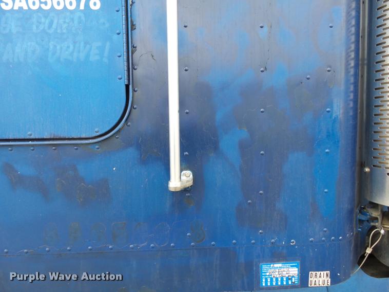 image for item DA2504 1995 Freightliner FLD semi truck