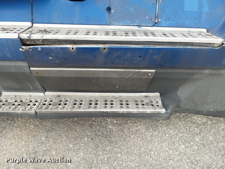 image for item DA2504 1995 Freightliner FLD semi truck