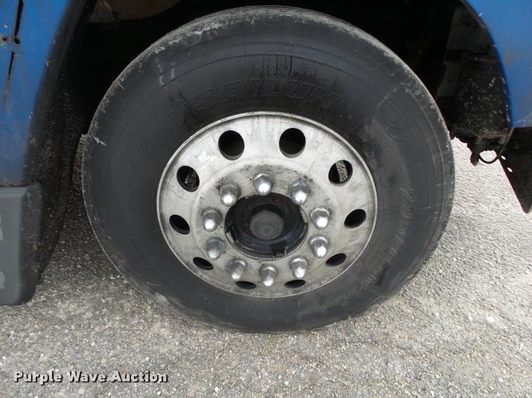 image for item DA2504 1995 Freightliner FLD semi truck