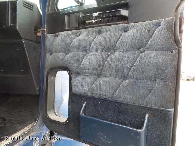 image for item DA2504 1995 Freightliner FLD semi truck