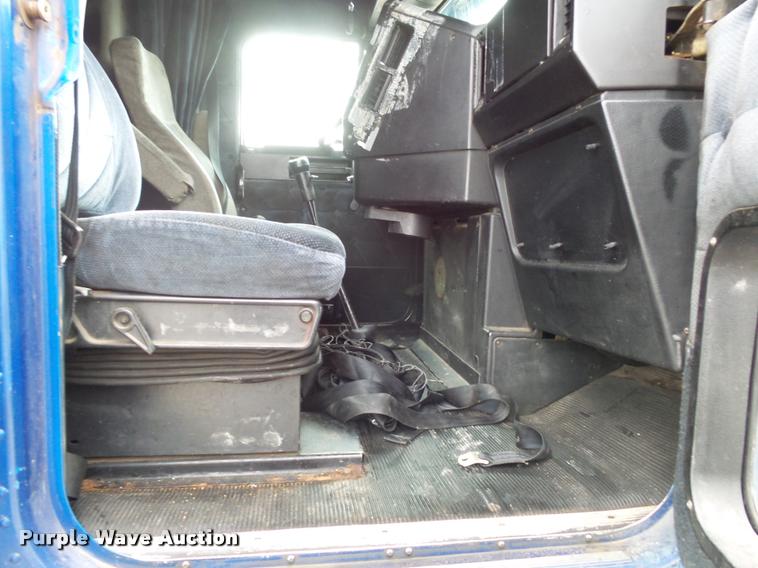 image for item DA2504 1995 Freightliner FLD semi truck