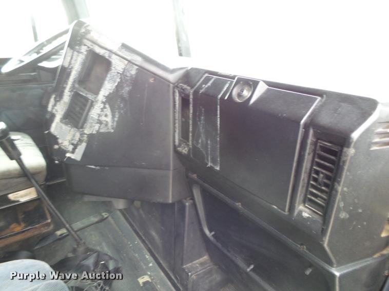 image for item DA2504 1995 Freightliner FLD semi truck