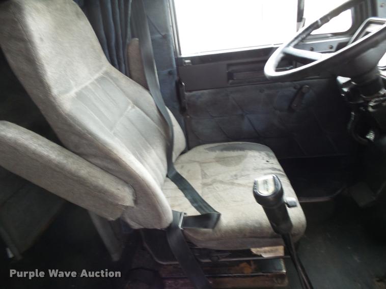 image for item DA2504 1995 Freightliner FLD semi truck