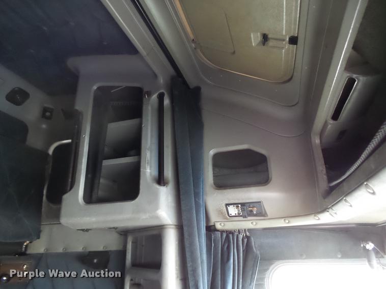 image for item DA2504 1995 Freightliner FLD semi truck