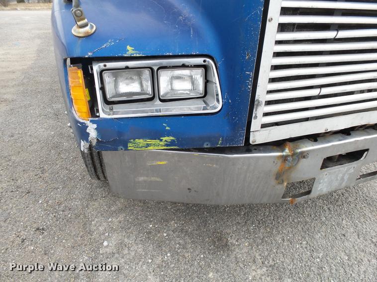 image for item DA2504 1995 Freightliner FLD semi truck
