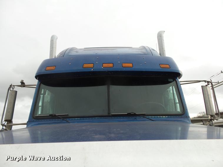 image for item DA2504 1995 Freightliner FLD semi truck