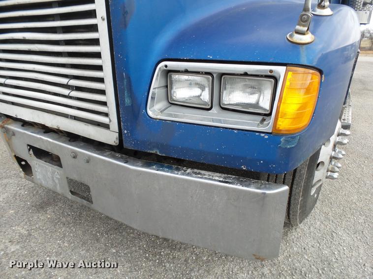 image for item DA2504 1995 Freightliner FLD semi truck