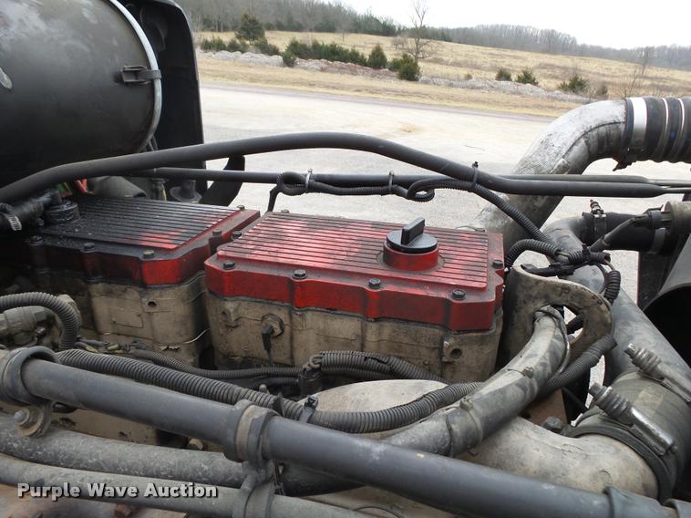 image for item DA2504 1995 Freightliner FLD semi truck