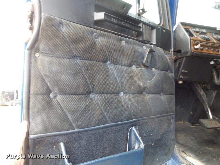 image for item DA2504 1995 Freightliner FLD semi truck