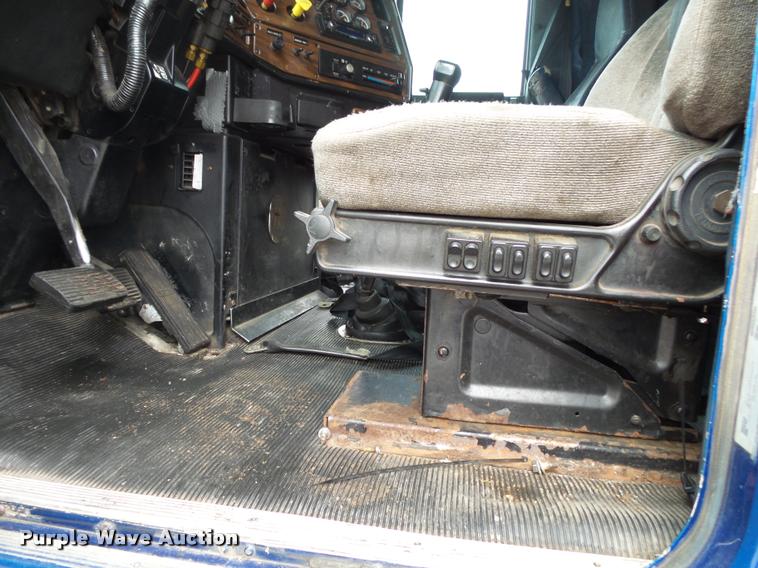 image for item DA2504 1995 Freightliner FLD semi truck