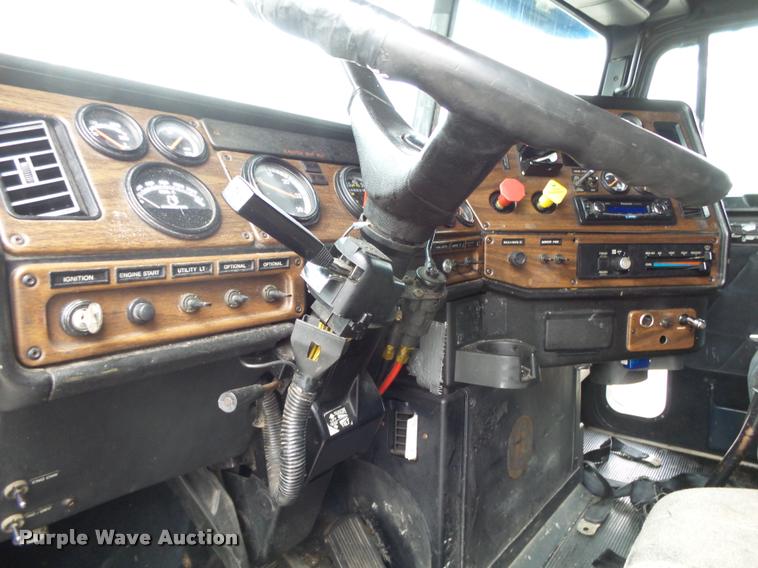 image for item DA2504 1995 Freightliner FLD semi truck