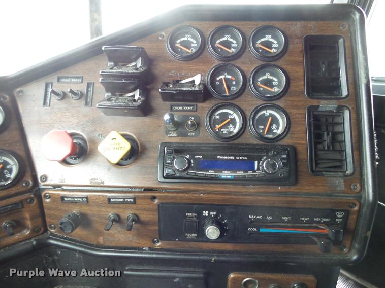 image for item DA2504 1995 Freightliner FLD semi truck