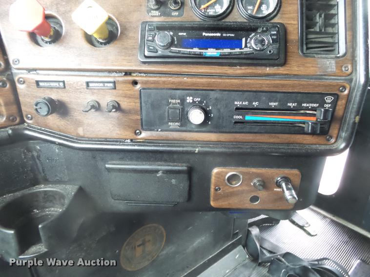 image for item DA2504 1995 Freightliner FLD semi truck