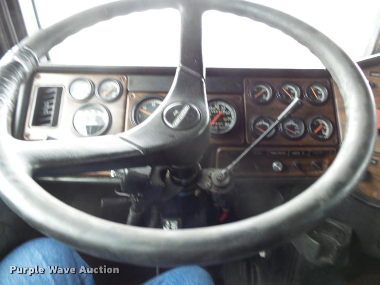 image for item DA2504 1995 Freightliner FLD semi truck