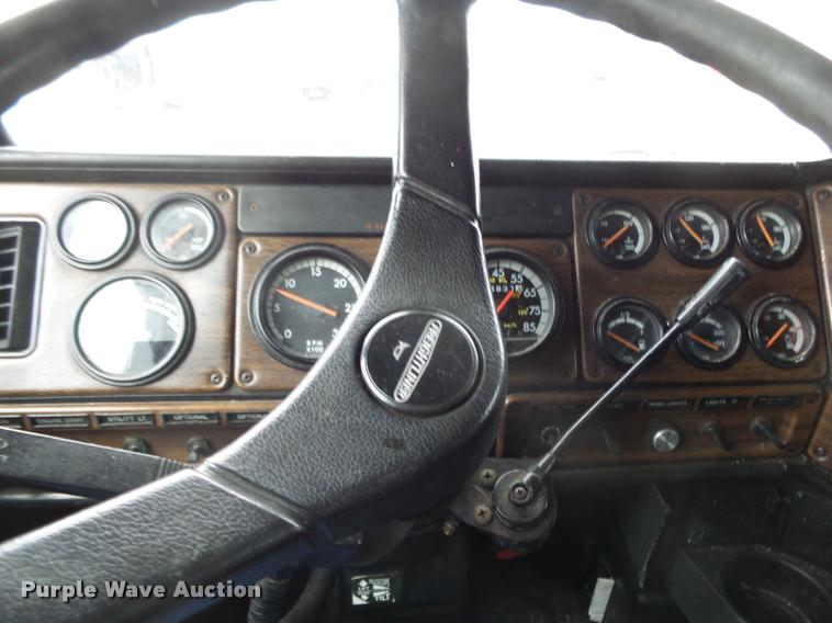 image for item DA2504 1995 Freightliner FLD semi truck