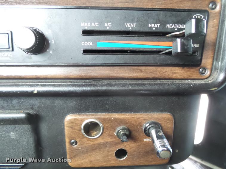 image for item DA2504 1995 Freightliner FLD semi truck